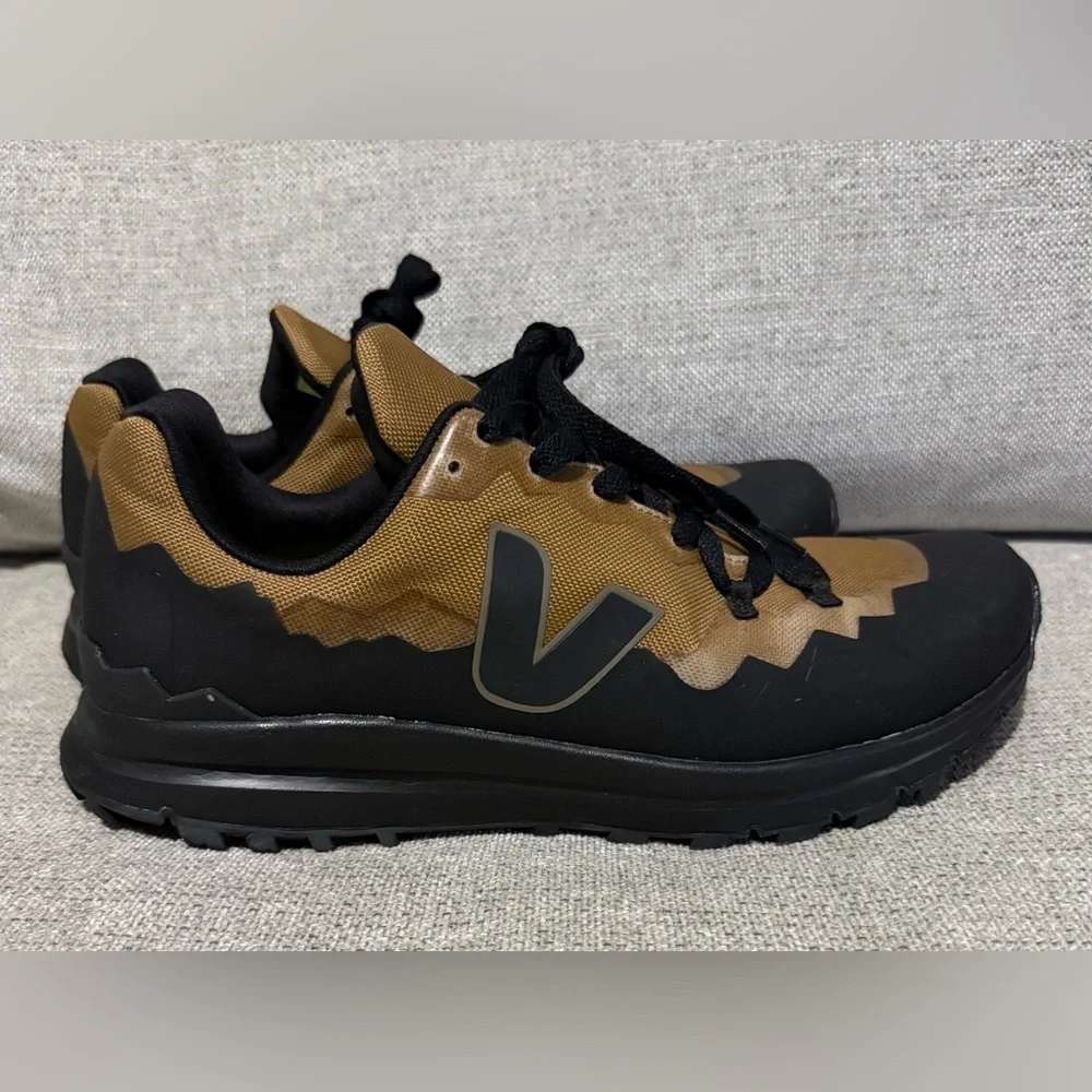 Veja Men's Black and Brown Sneakers